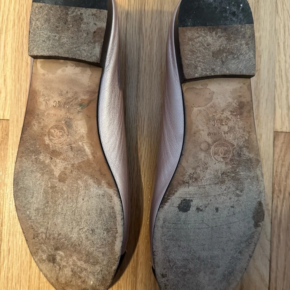 CHANEL Two-Tone Pink and Black Flats - Picture 4 of 4